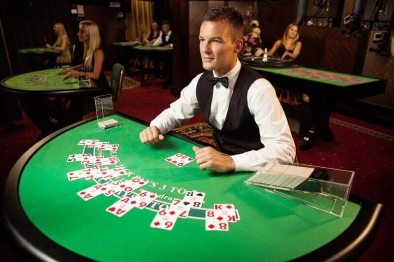 Dealer live dan meja permainan dalam ruang kasino mobile
