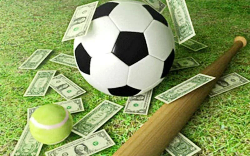 Pengguna membaca kartu pertandingan olahraga pada layar ponsel